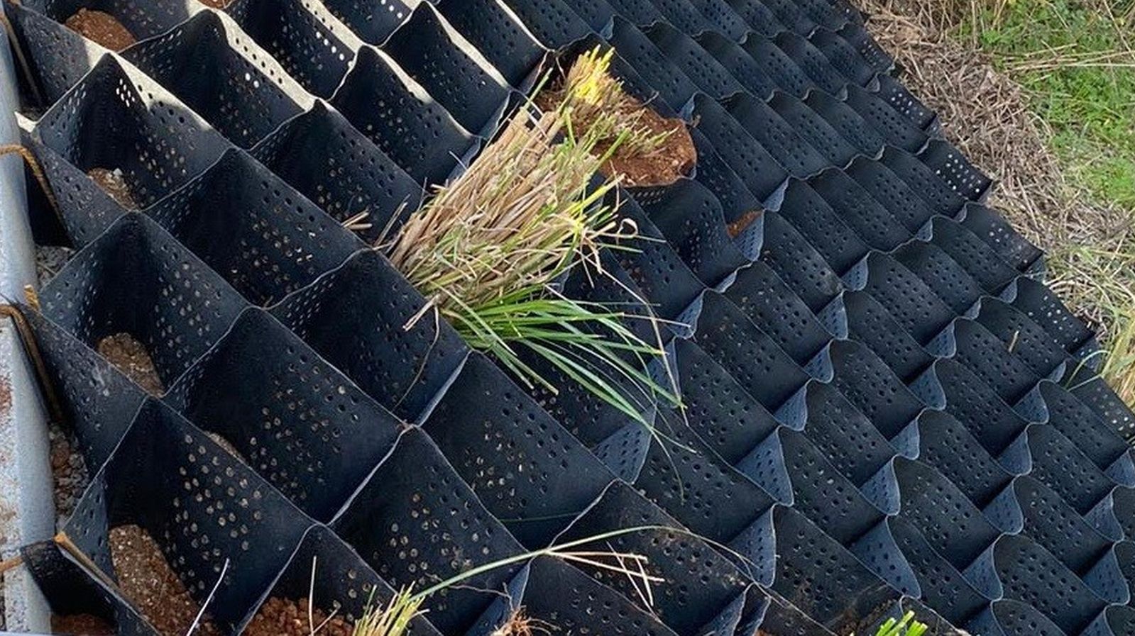 Qué son las geoceldas y cómo utilizarlas para mejorar la estabilidad de suelos y terrenos