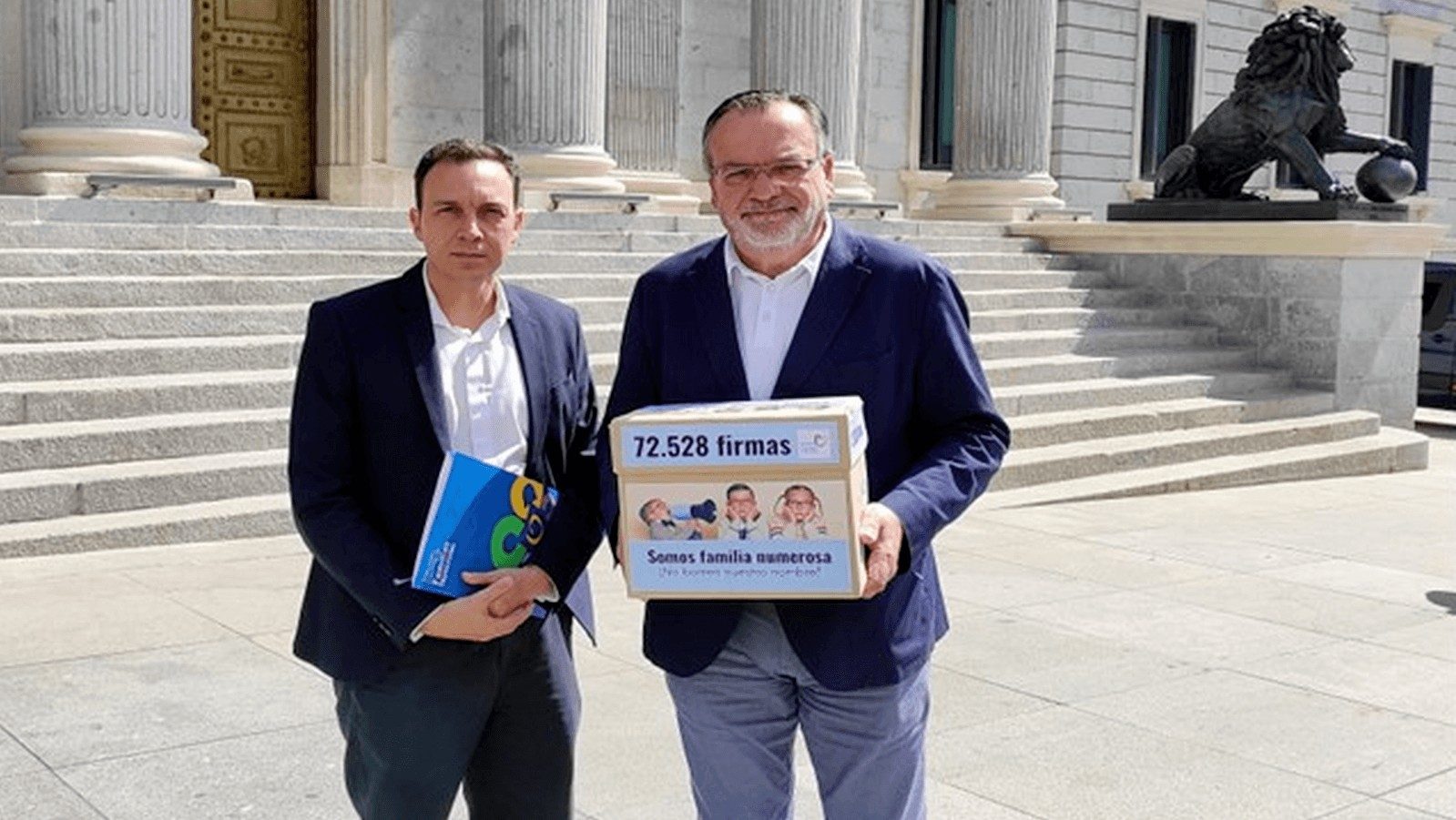 La Federación Española de Familias Numerosas entrega más de 72.500 firmas en el Congreso en contra de la desaparición del título de familia numerosa La Federación Española de Familias Numerosas entrega más de 72.500 firmas en el Congreso en contra de la desaparición del título de familia numerosa