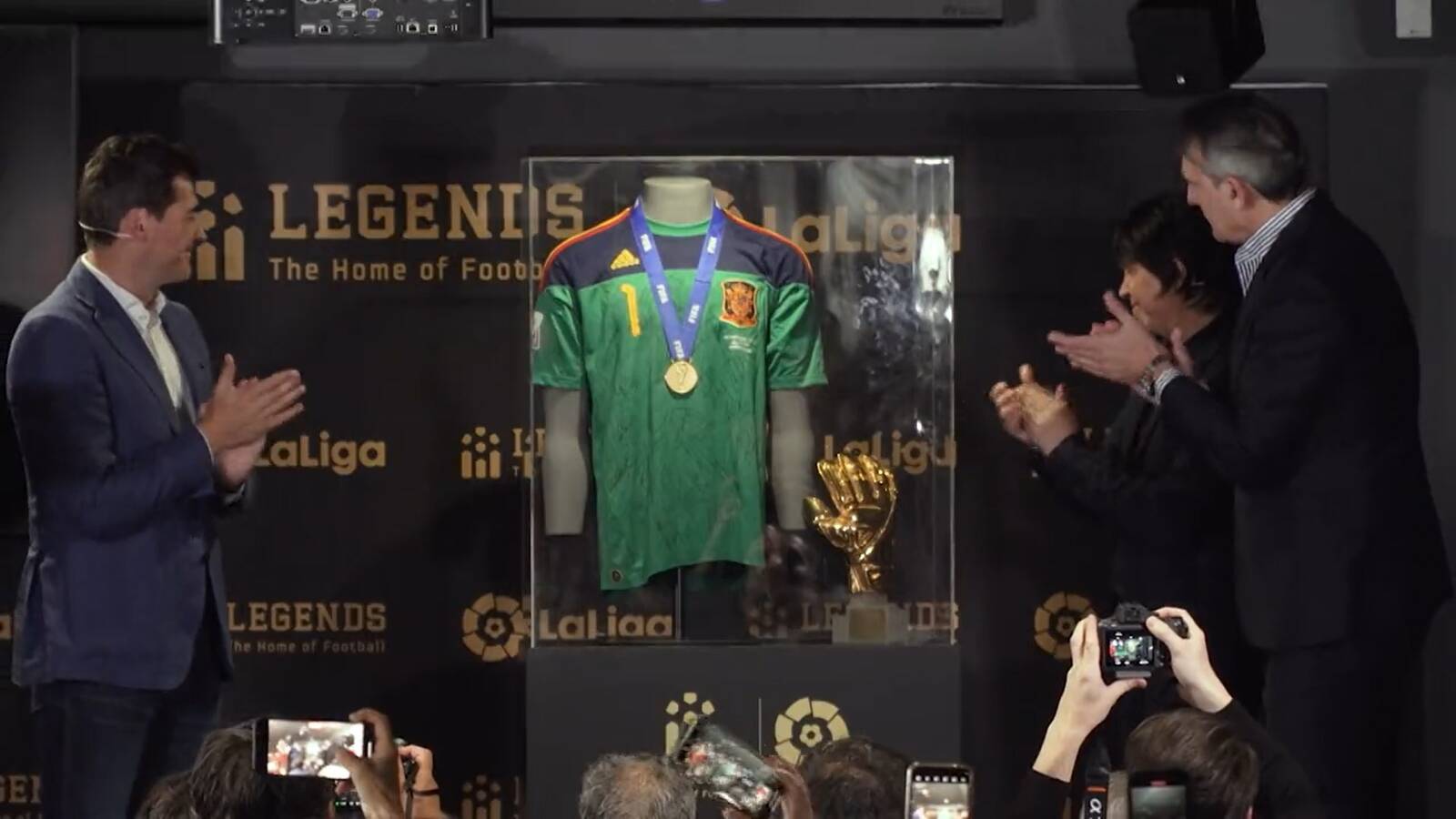 Iker Casillas dona la camiseta con la que levantó la Copa del Mundo al museo  'Legends' - MADRID ACTUAL