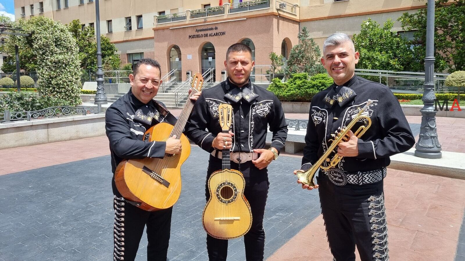 Mariachis cantan una despedida épica a la alcaldesa de Pozuelo al ritmo de "rata de dos patas"