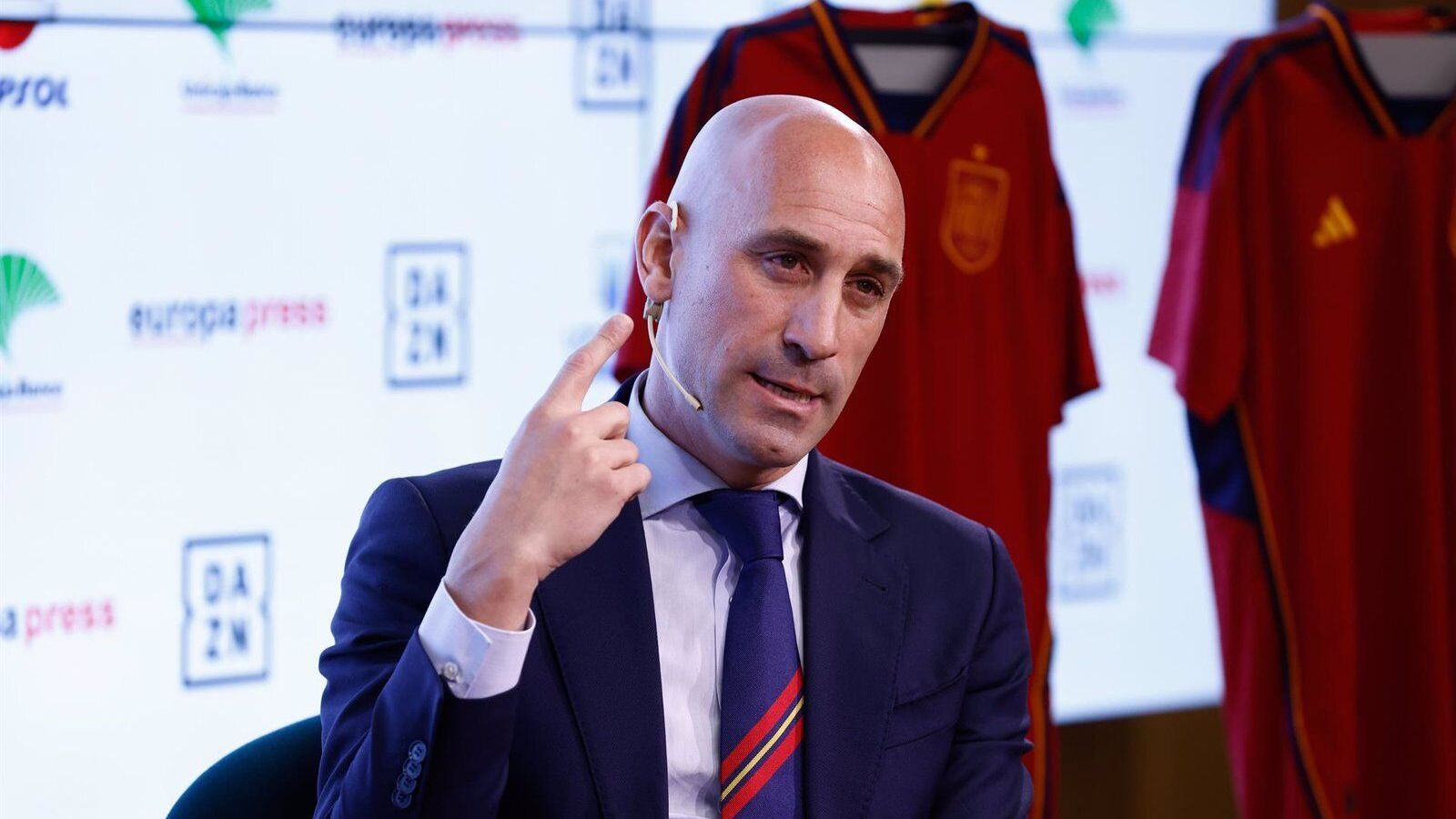La FIFA suspende con carácter provisional a Rubiales y Rocha asume la presidencia interina