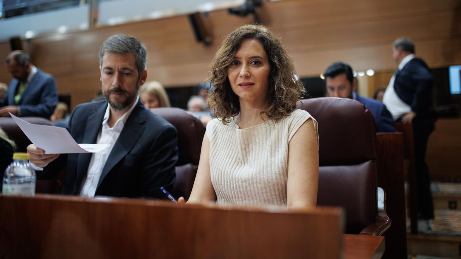 Díaz Ayuso replica a Lobato que "numeritos" son que los españoles hablen "con pinganillo" o "tocarle la cara a alcalde de Madrid"