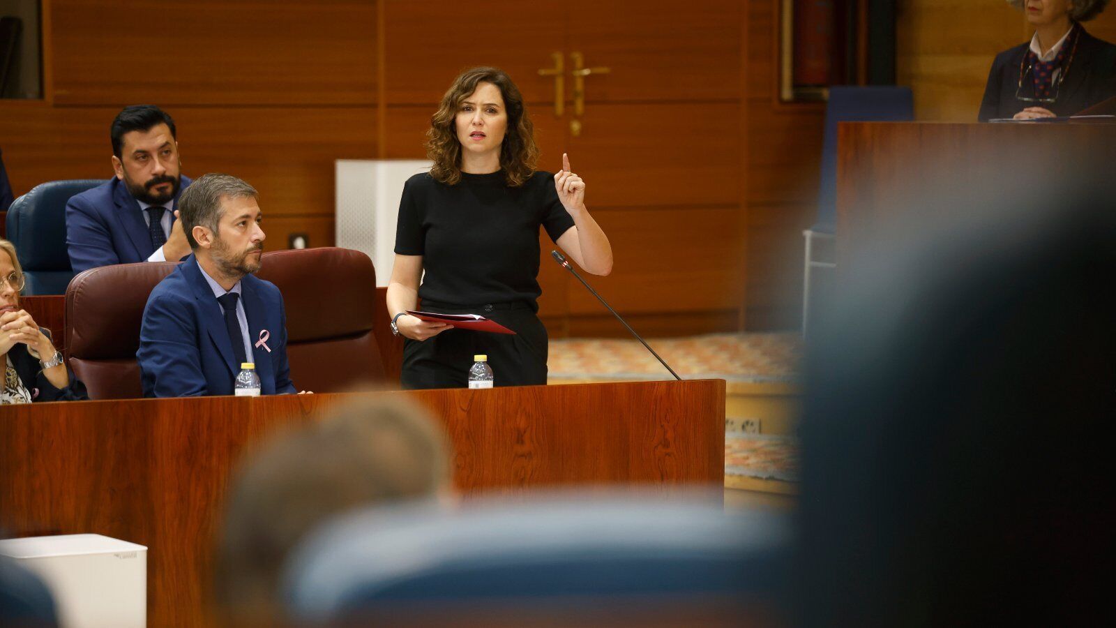 Enfrentamiento entre Díaz Ayuso y Más Madrid con acusaciones de antisemitismo y apoyo a Hamás