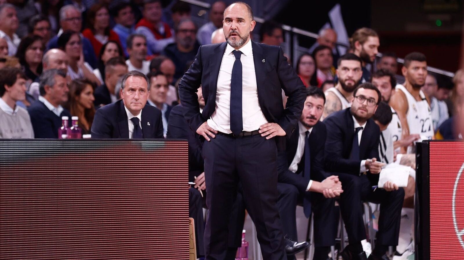 Chus Mateo, tras ganar al Barça: &quot;Es anecdótico estar líderes ahora porque no vale para nada&quot;