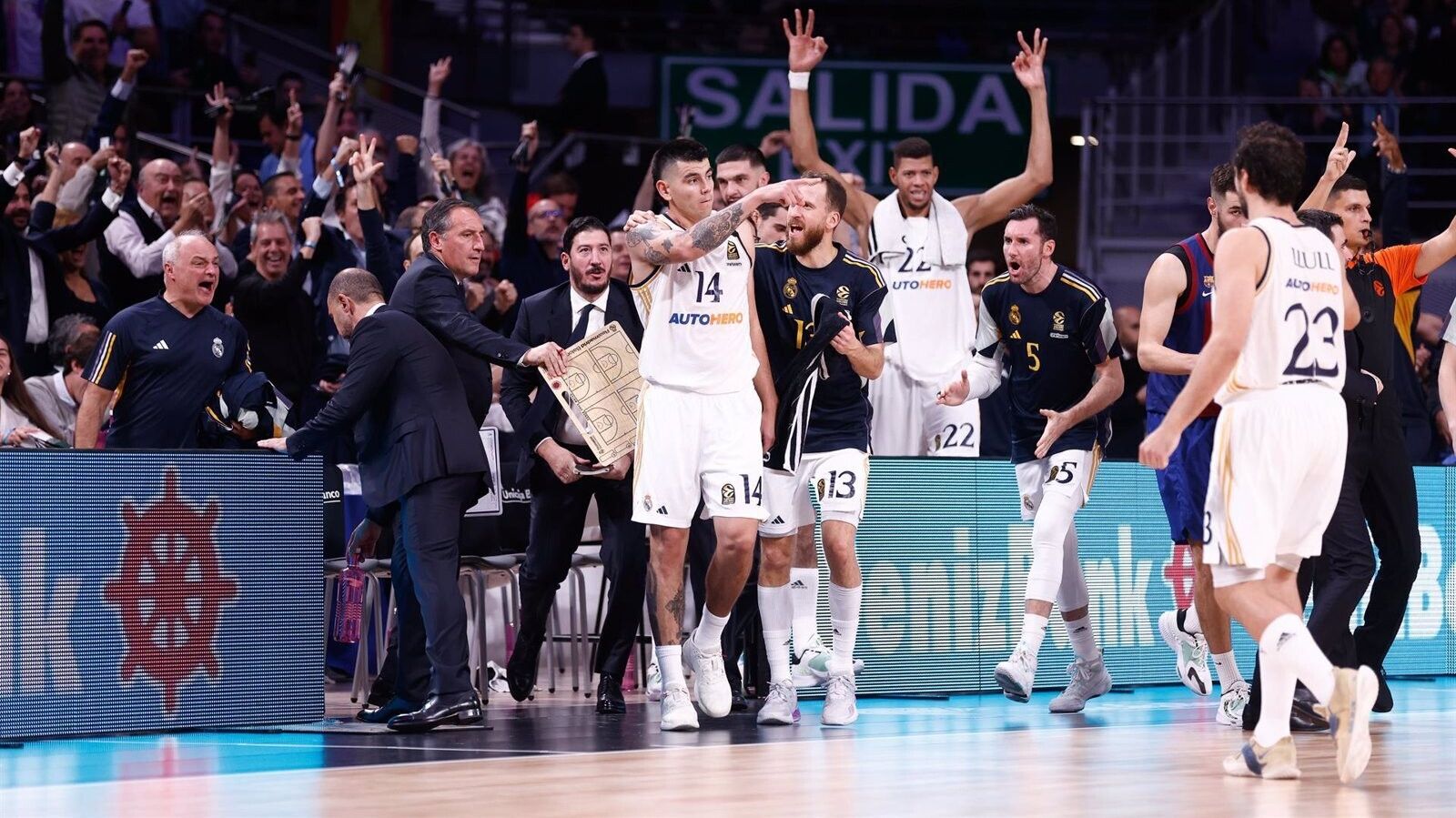 El Real Madrid agarra un Clásico de tensión y se queda como líder invicto