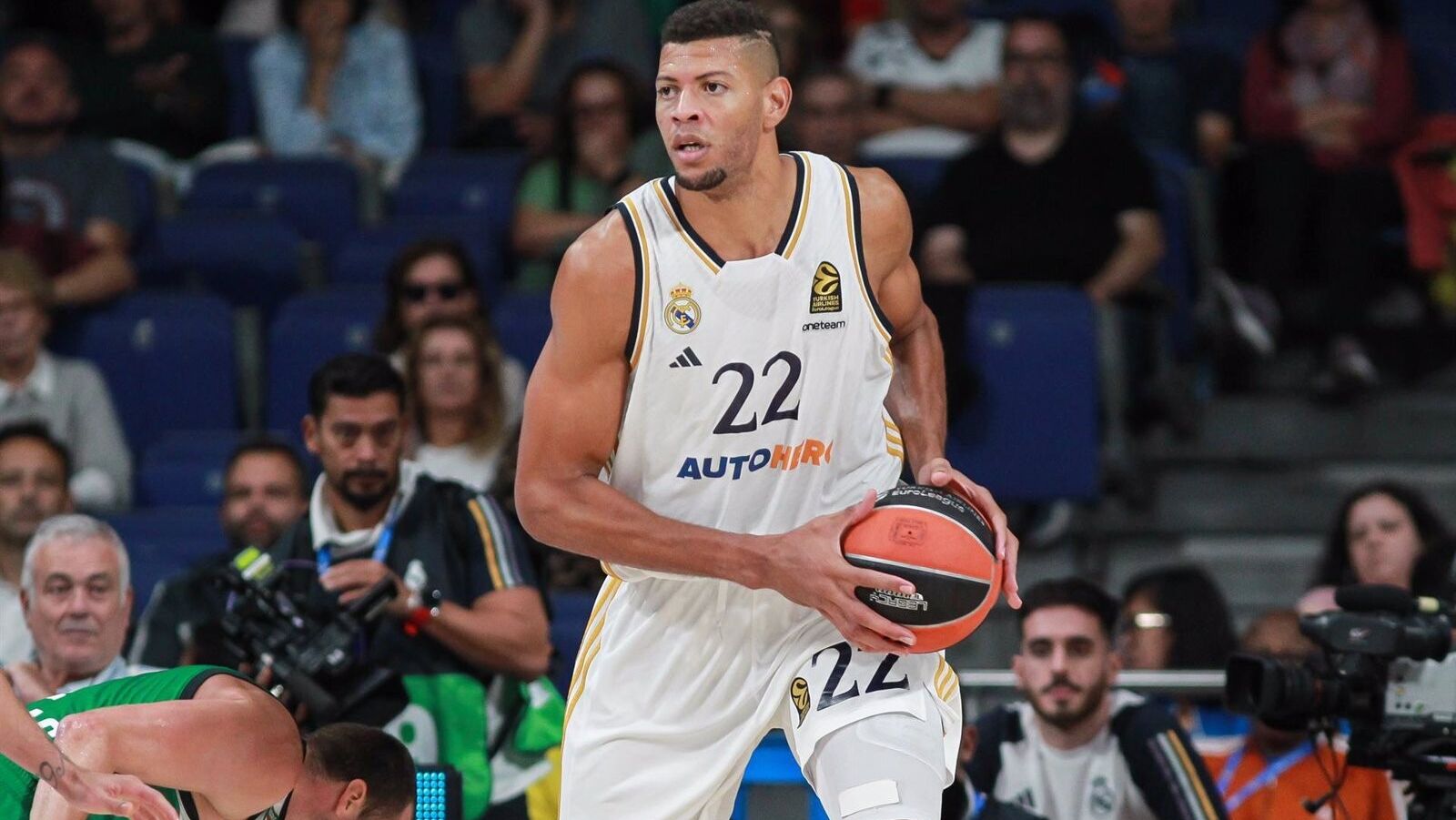 El Real Madrid sigue sin rival y el Valencia supera al Barça