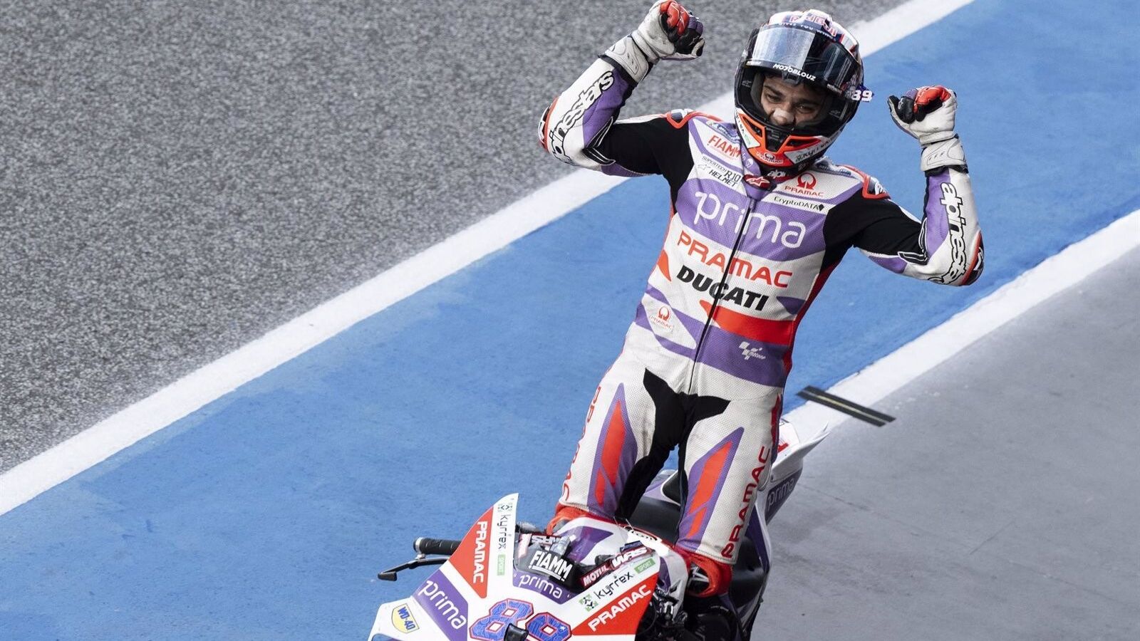 Jorge Martín gana al esprint y lleva la lucha por el título de MotoGP hasta este domingo
