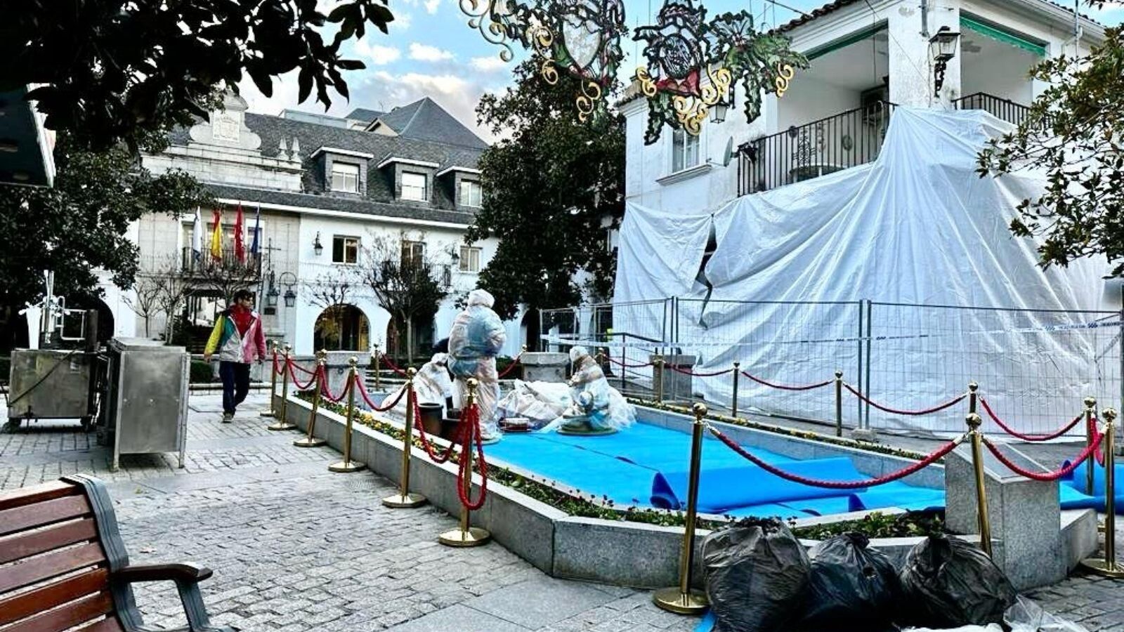Belenistas ayudan a construir en "tiempo récord" el nuevo belén municipal de Majadahonda tras el incendio