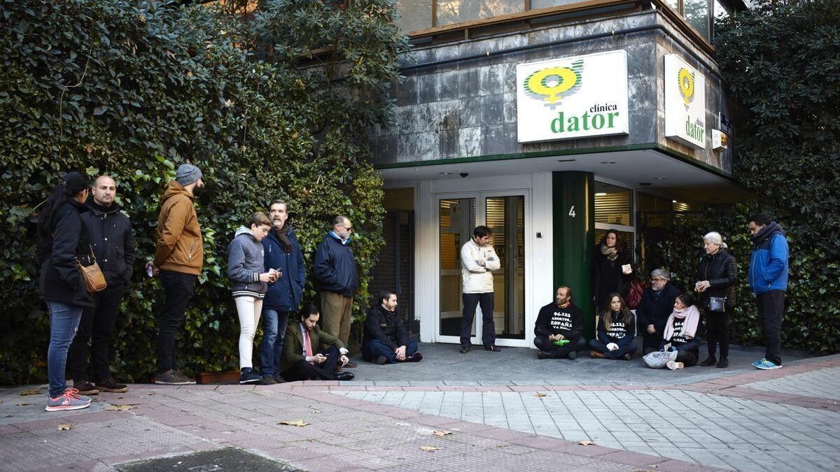 Tensión en Madrid: confrontación entre grupos provida y feministas radicales frente a la clínica abortista Dátor
