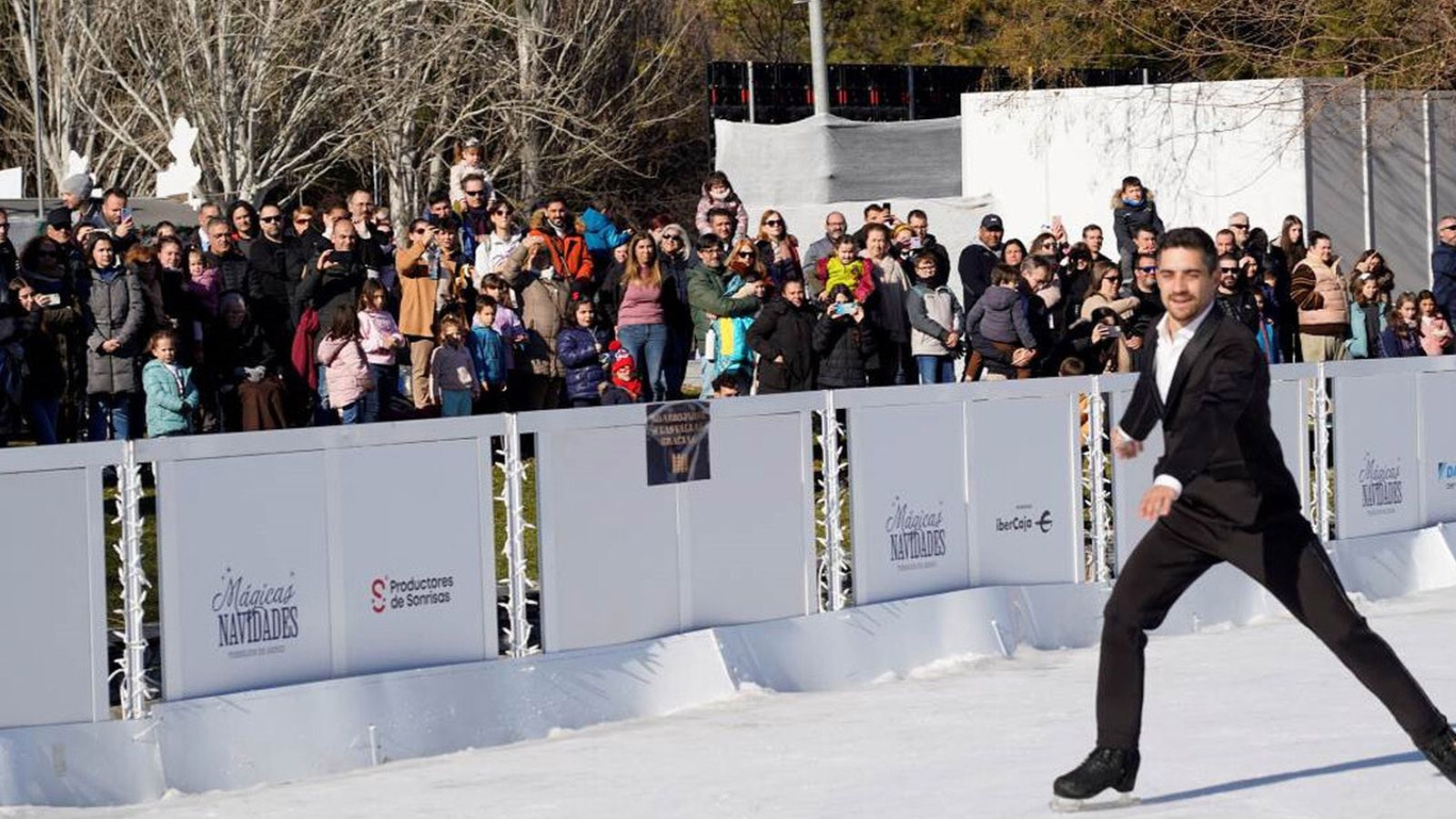 El Parque de la Navidad de España de Torrejón, acogió una exhibición de patinaje de Javier Fernández