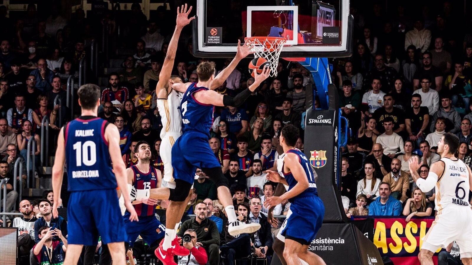 El Barça gana con un gran Vesely un igualado pulso al Real Madrid