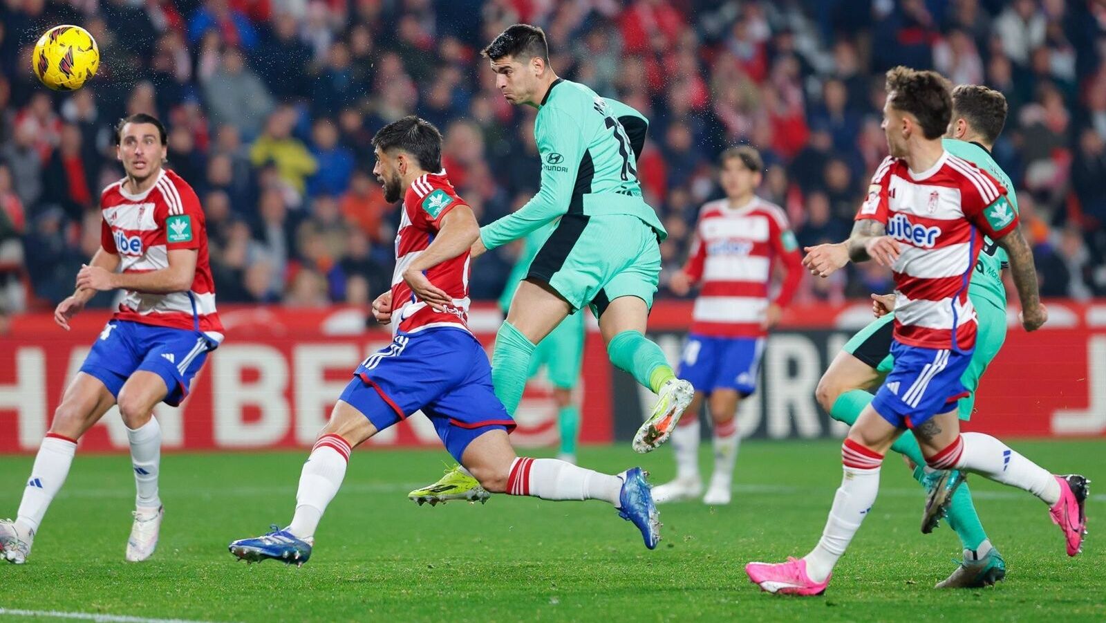 El Atlético recupera la sonrisa a domicilio y bate con trabajo al Granada con un cabezazo de Morata