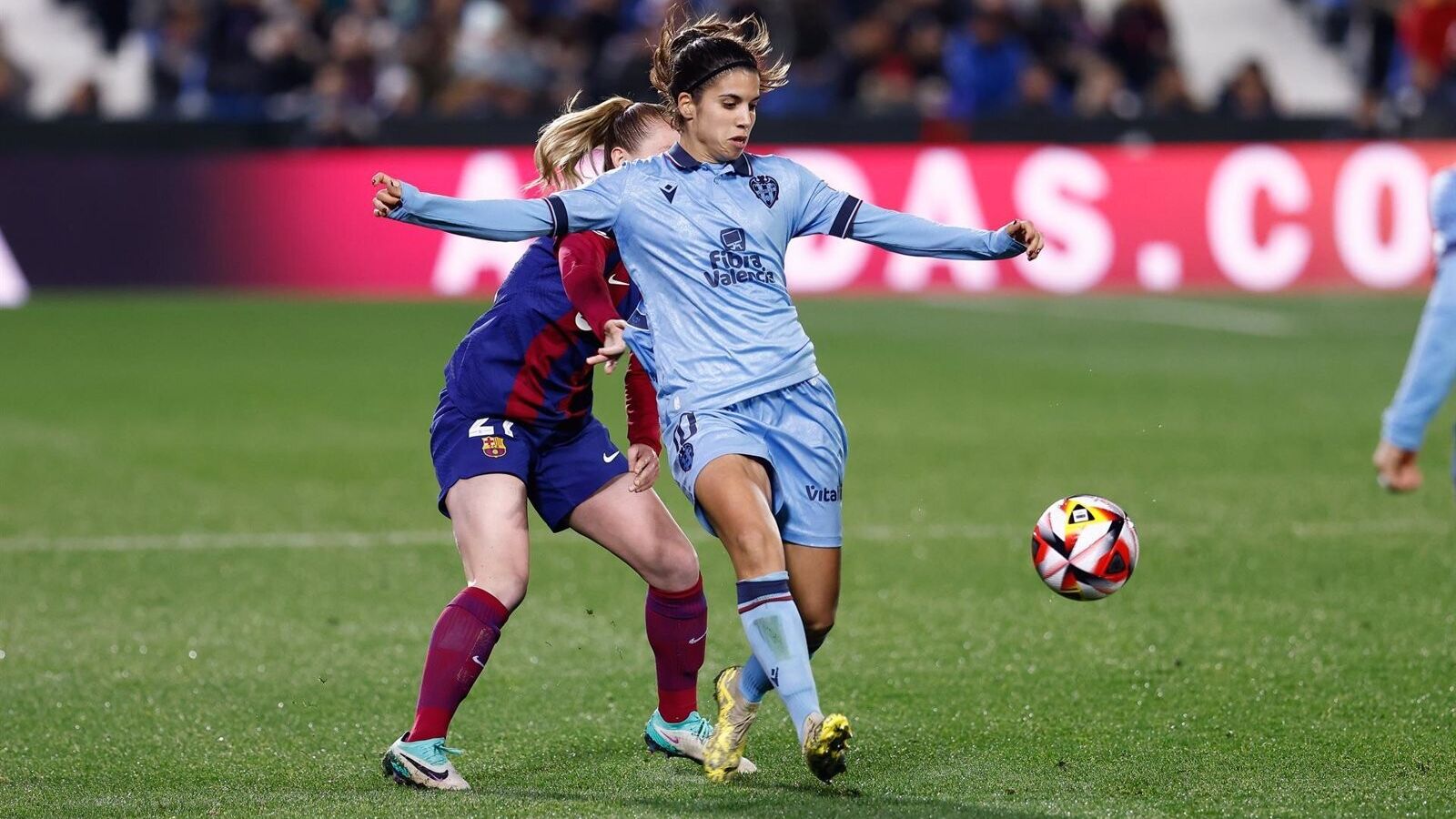 El Real Madrid mantiene lejos al Atlético y el Levante hace historia en el Johan Cruyff en la Liga F