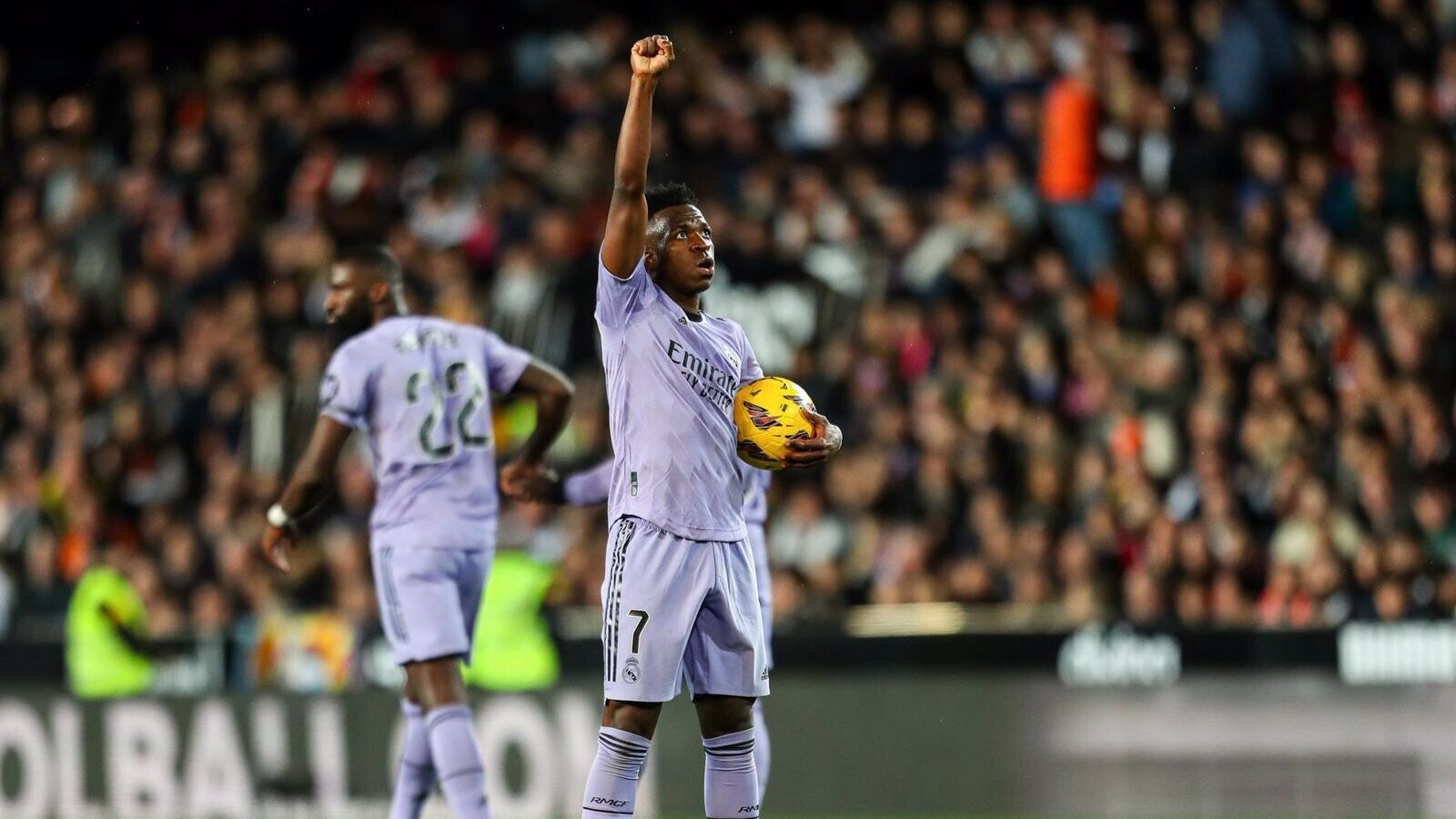 El Real Madrid empata en Mestalla con un doblete de Vinicius y un lapsus de Gil Manzano