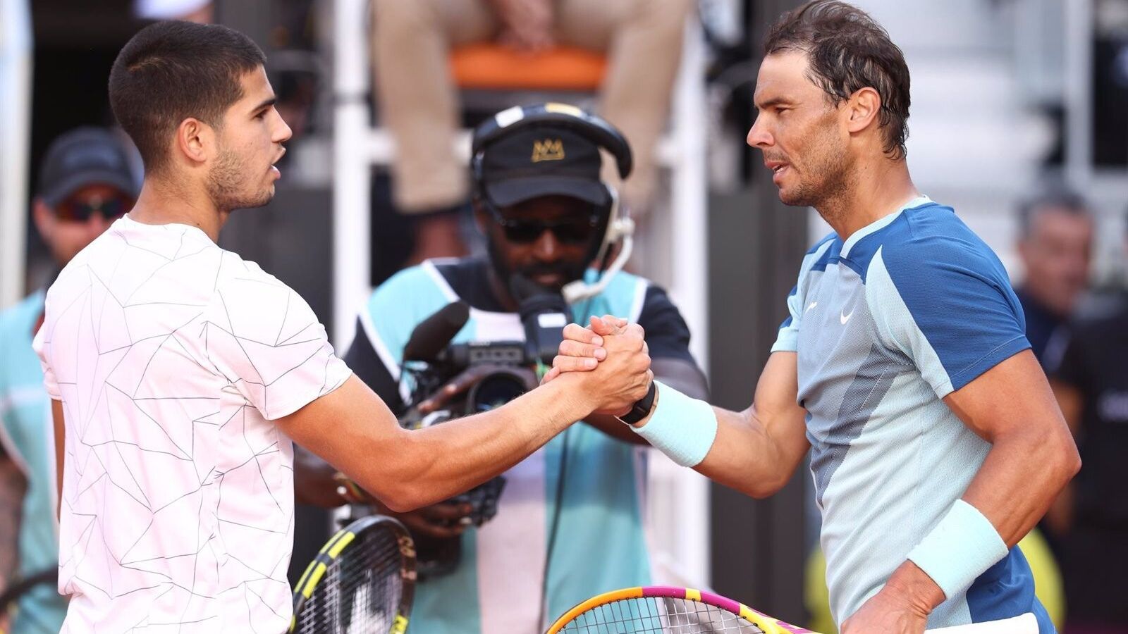 Alcaraz remonta a un serio Nadal en el espectáculo de Las Vegas
