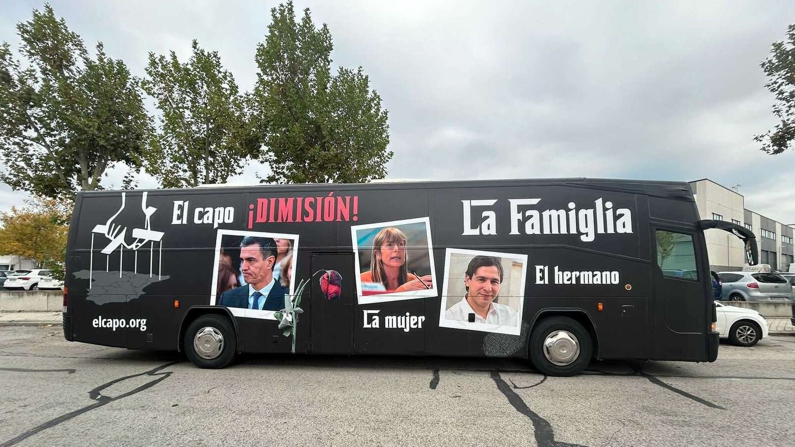 Hazte Oír lanza un autobús contra la presunta corrupción del Gobierno de Pedro Sánchez