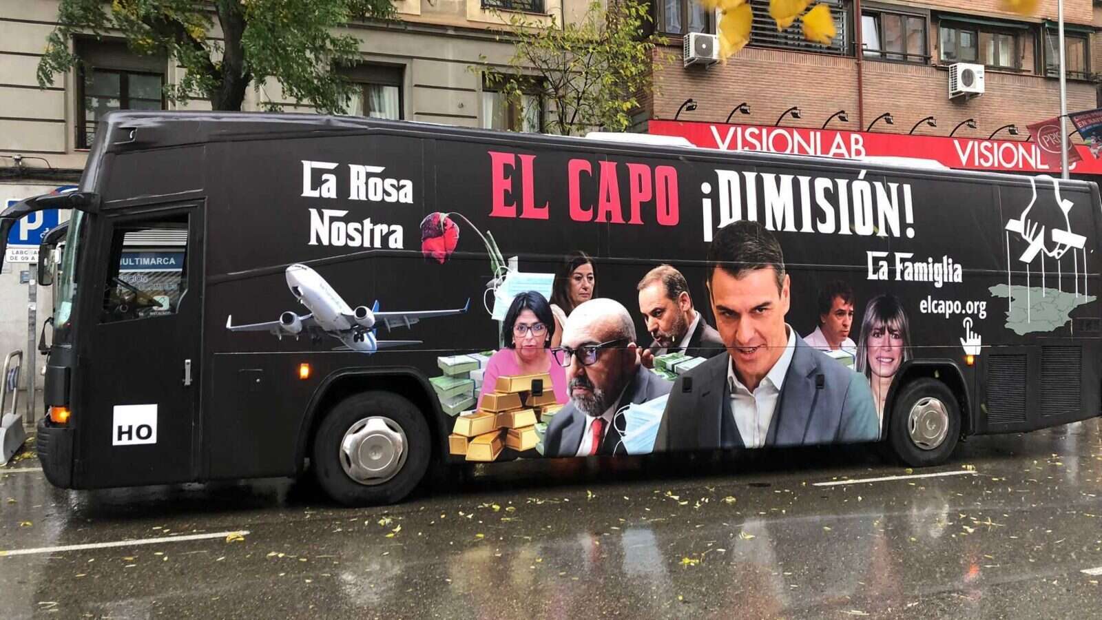 Un autobús de HazteOír protesta frente al Palacio de Cibeles contra Pedro Sánchez