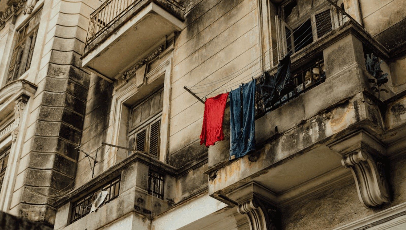 La batalla contra la humedad: cómo la rehabilitación de fachadas es clave para salvar los edificios La batalla contra la humedad: cómo la rehabilitación de fachadas es clave para salvar los edificios