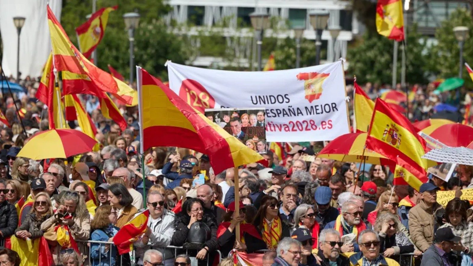 Miles de personas se manifiestan en Madrid para exigir la dimisión de Sánchez Miles de personas se manifiestan en Madrid para exigir la dimisión de Sánchez