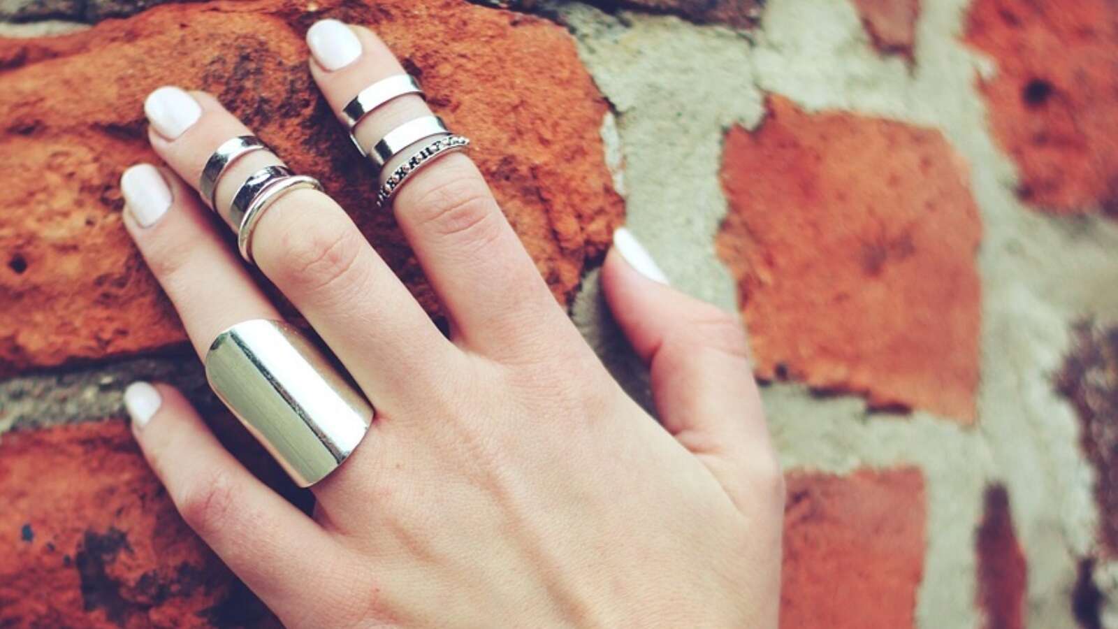 El anillo perfecto según tu estilo: cómo combinar joyas con tu outfit