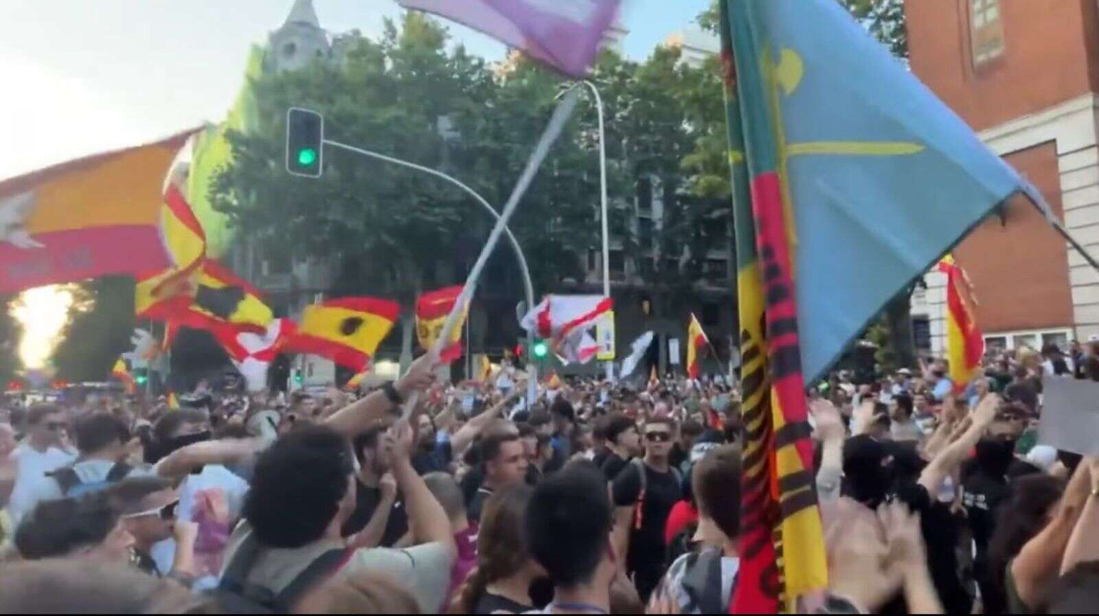 Ferraz vuelve a llenarse de ciudadanos indignados tras la crisis del PSOE por el caso Cerdán