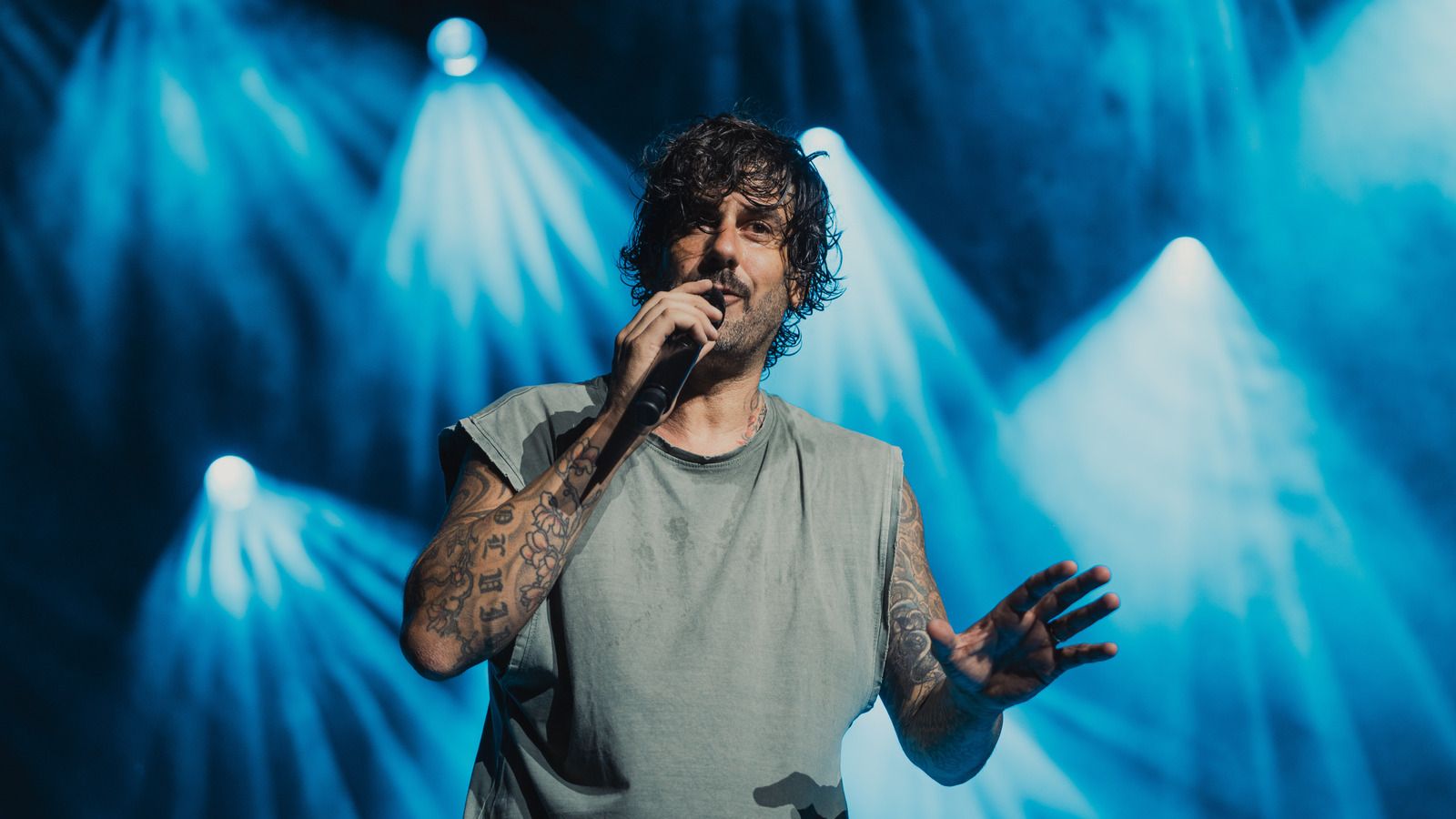 Melendi desata la euforia en el Jardín de las Delicias con un concierto cercano y lleno de sorpresas