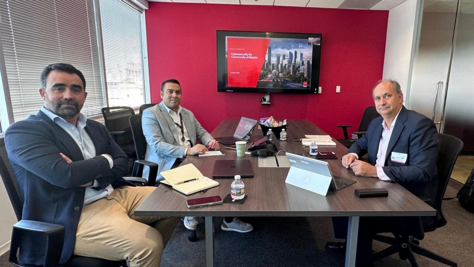 López-Valverde negocia en Austin el uso de IA para blindar los servicios públicos madrileños