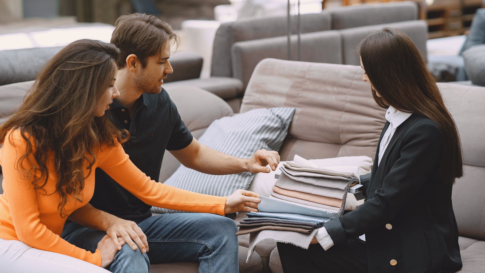 Por qué es mejor comprar los muebles en una tienda con atención personalizada