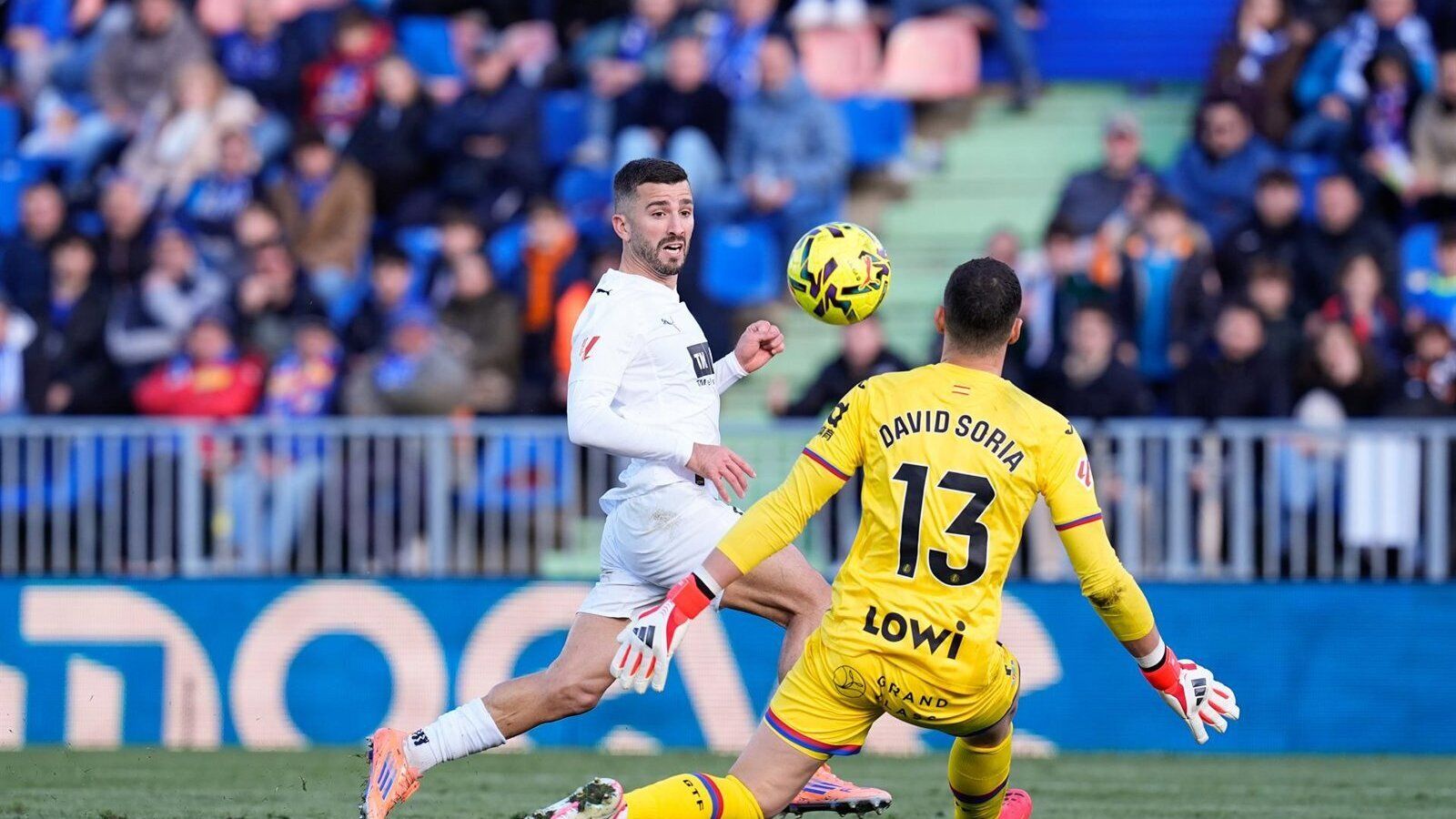 Gayà salva al Valencia y el Celta frena al Rayo y reabre las dudas en Vallecas