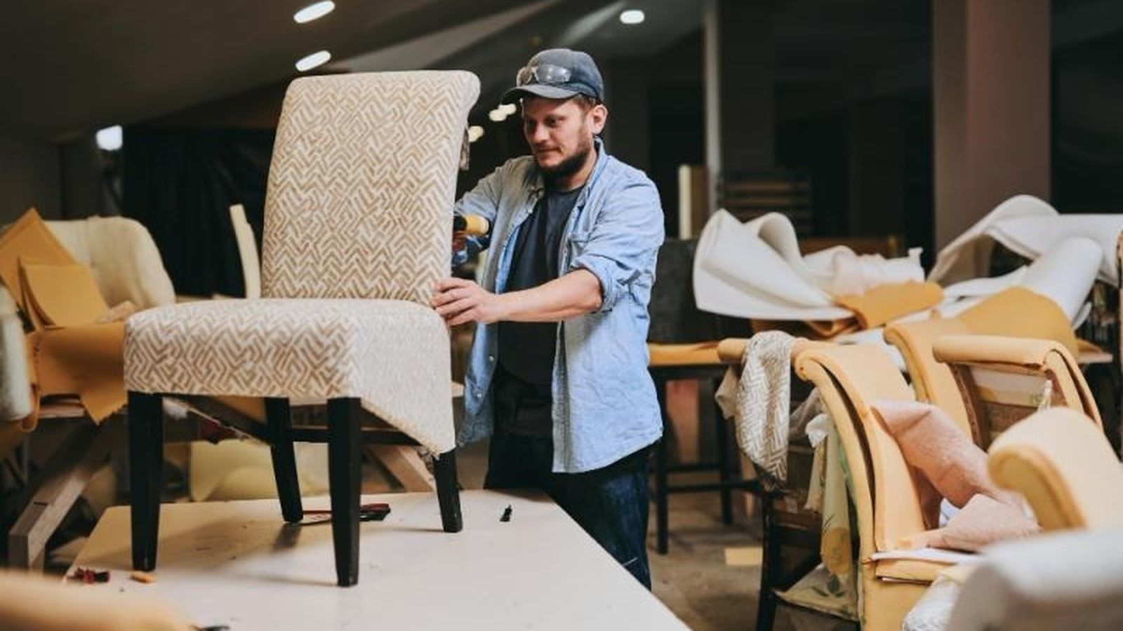 Cómo cambiar la tapicería a tus sillas puede transformar tu estado de ánimo (y tu salón)