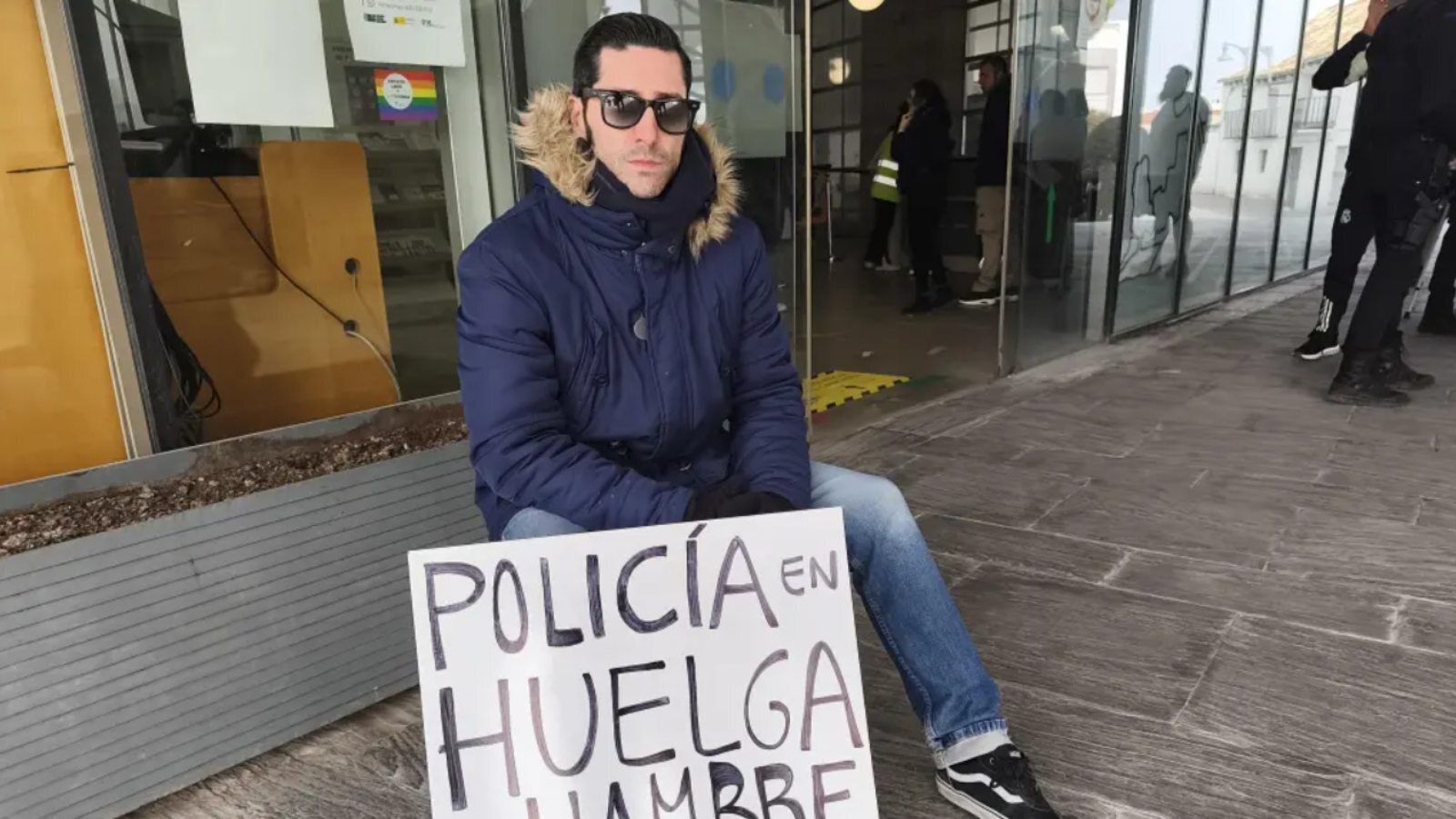 Hospitalizado el policía de Parla que reclamaba conciliación familiar tras 14 días en huelga de hambre