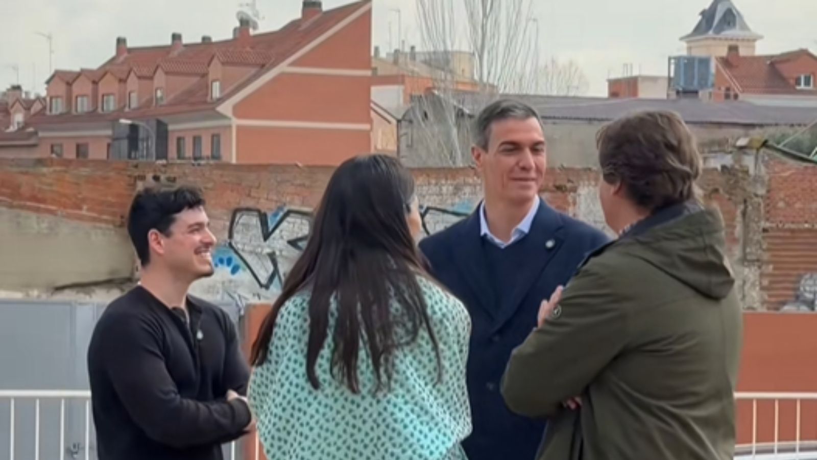 Ayuso critica que Sánchez visite Fuenlabrada para grabar un TikTok  y no acuda a los actos del 11M