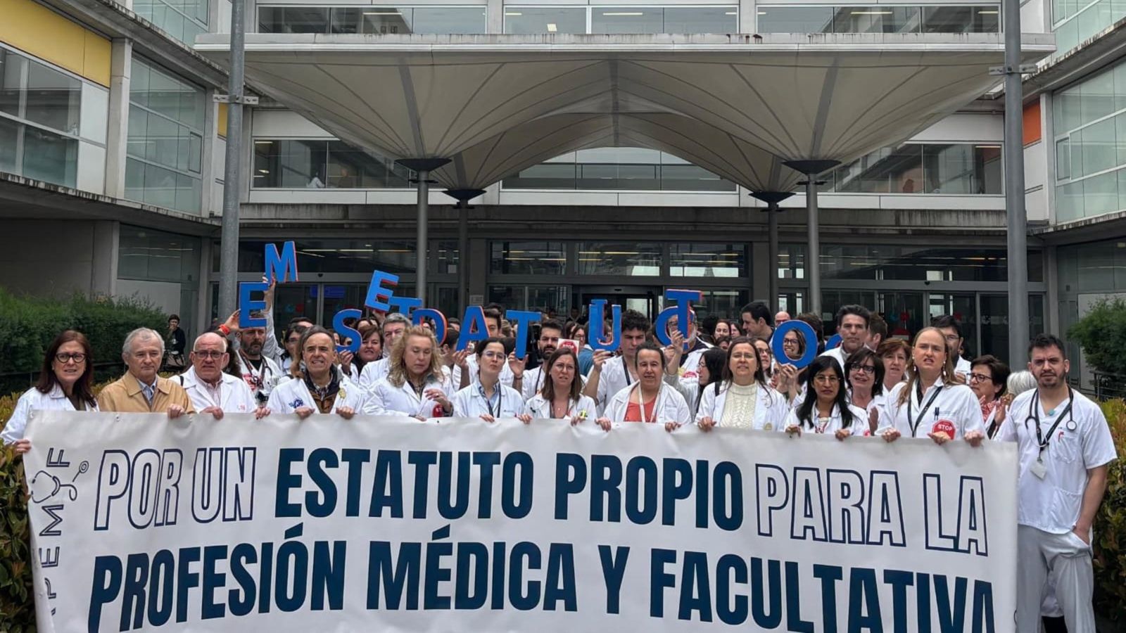 Gran protesta de médicos en el Hospital Infanta Leonor en plena huelga por un Estatuto propio