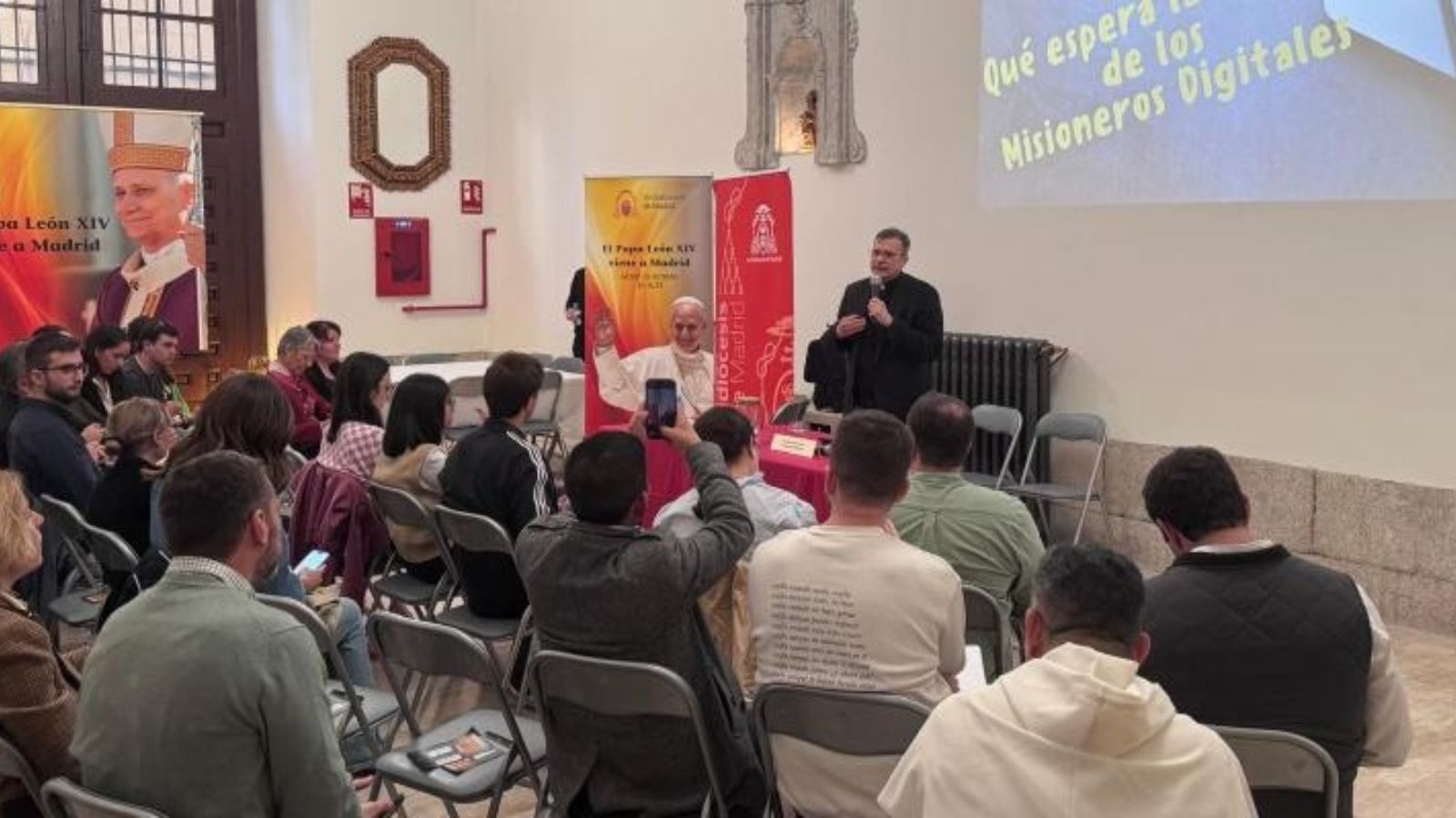 La Archidiócesis de Madrid reúne a sus misioneros digitales para preparar la visita del Papa León XIV