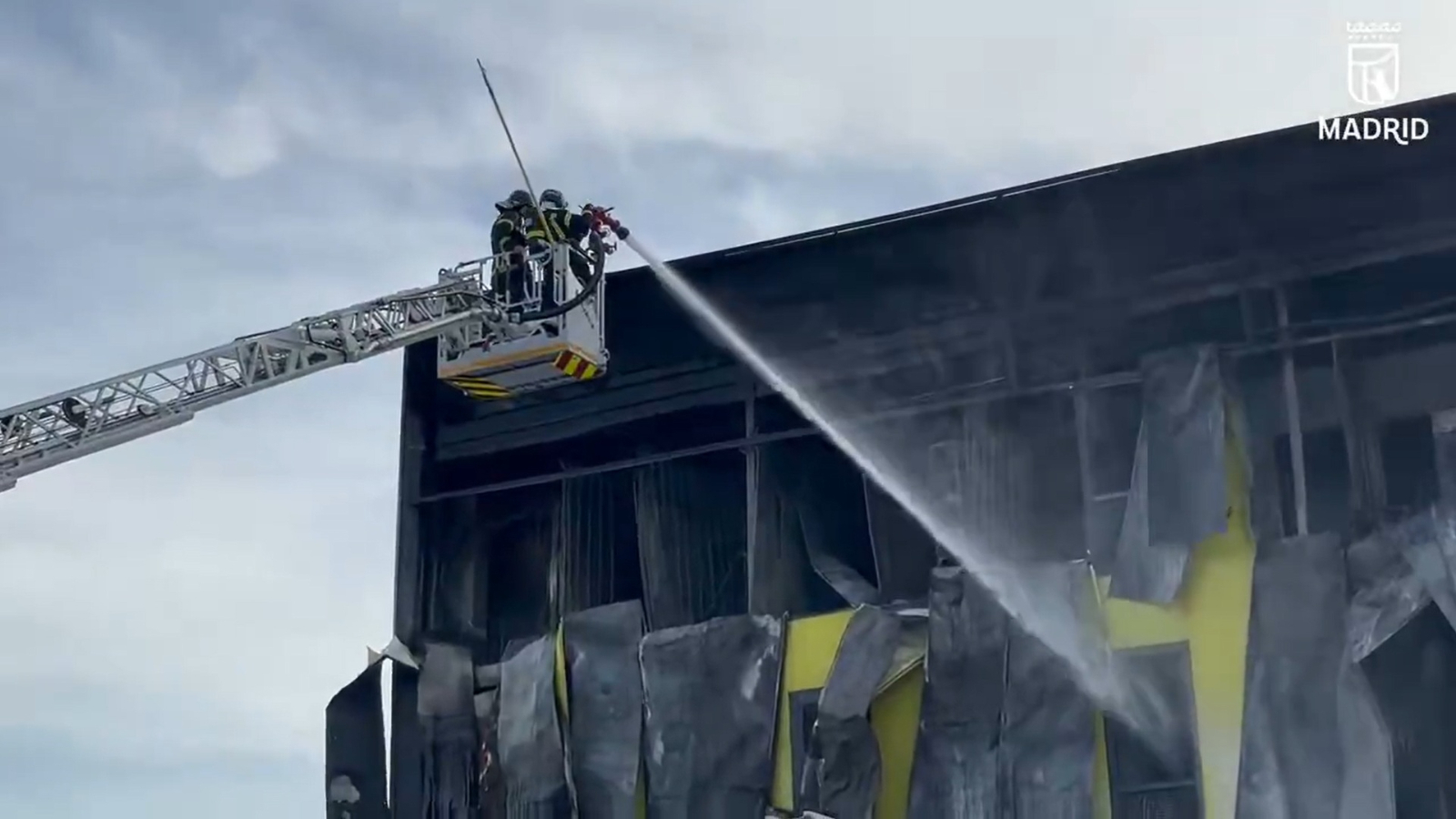 Los bomberos superan las 12 horas de trabajo en el incendio de Villaverde