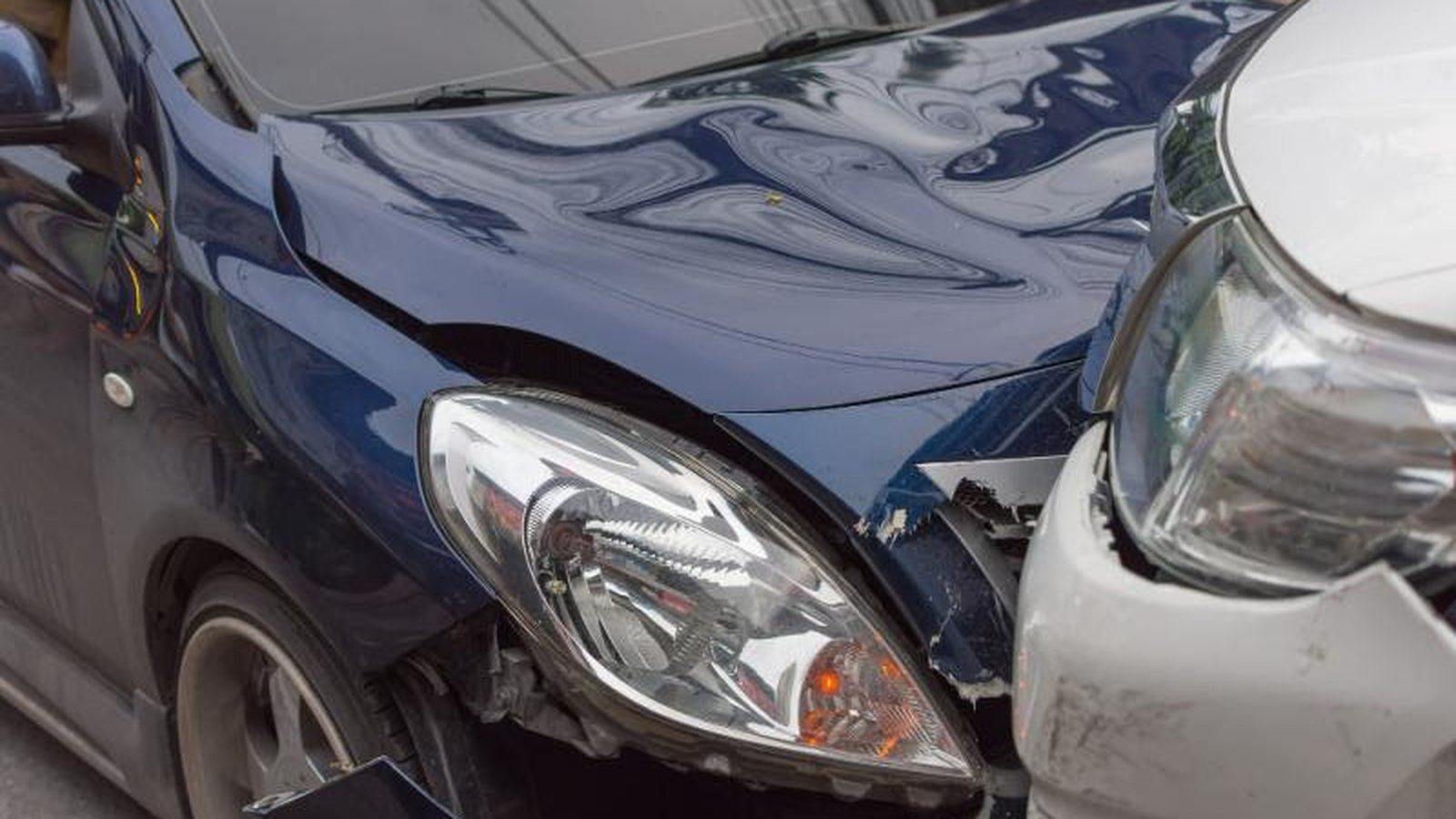 ¿Merece la pena vender a un desguace Madrid un coche con etiqueta C o ECO siniestrado o es mejor reconstruirlo?"