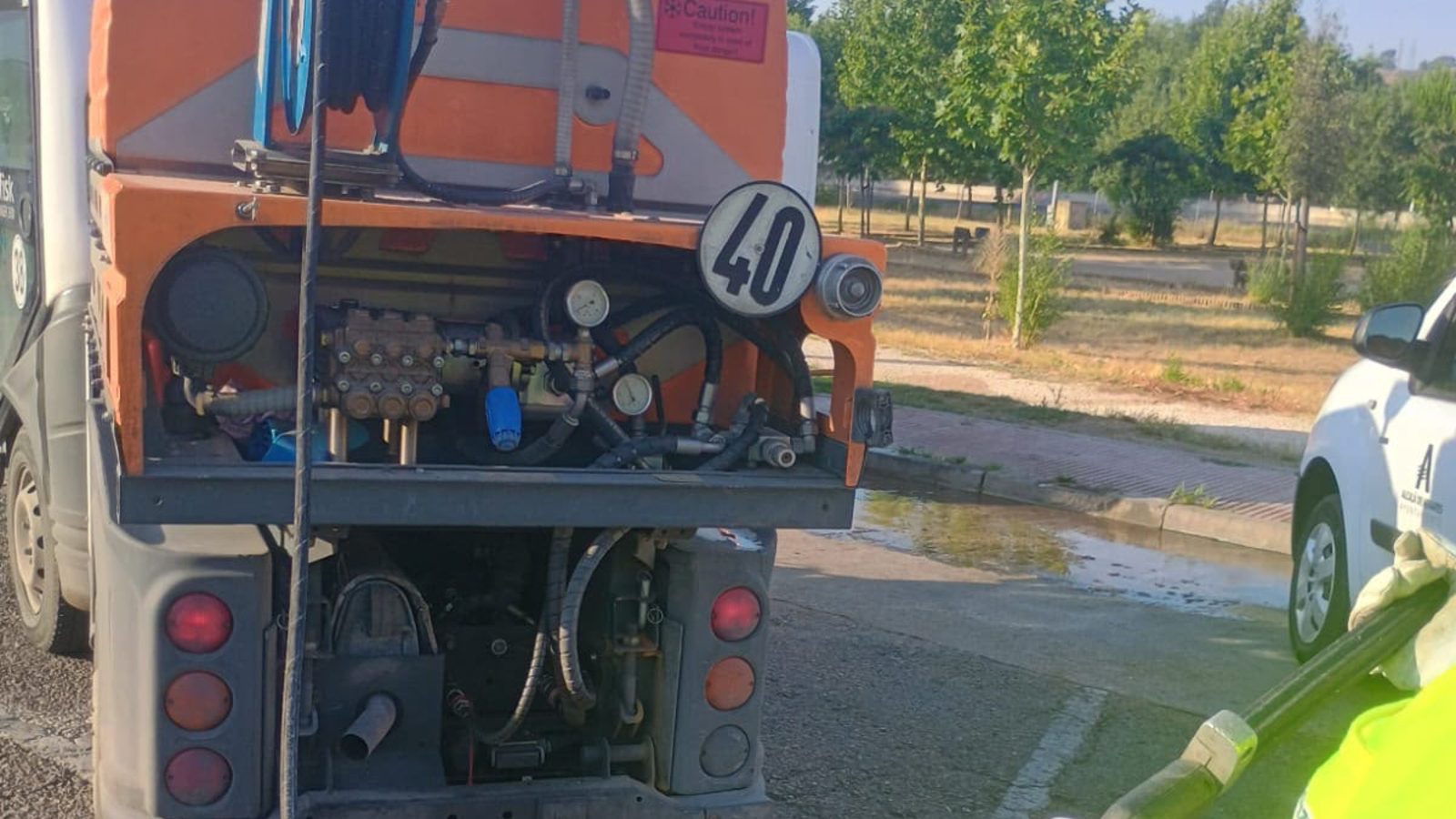 Alcalá refuerza los baldeos en verano contra los olores y suciedad Alcalá refuerza los baldeos en verano contra los olores y suciedad