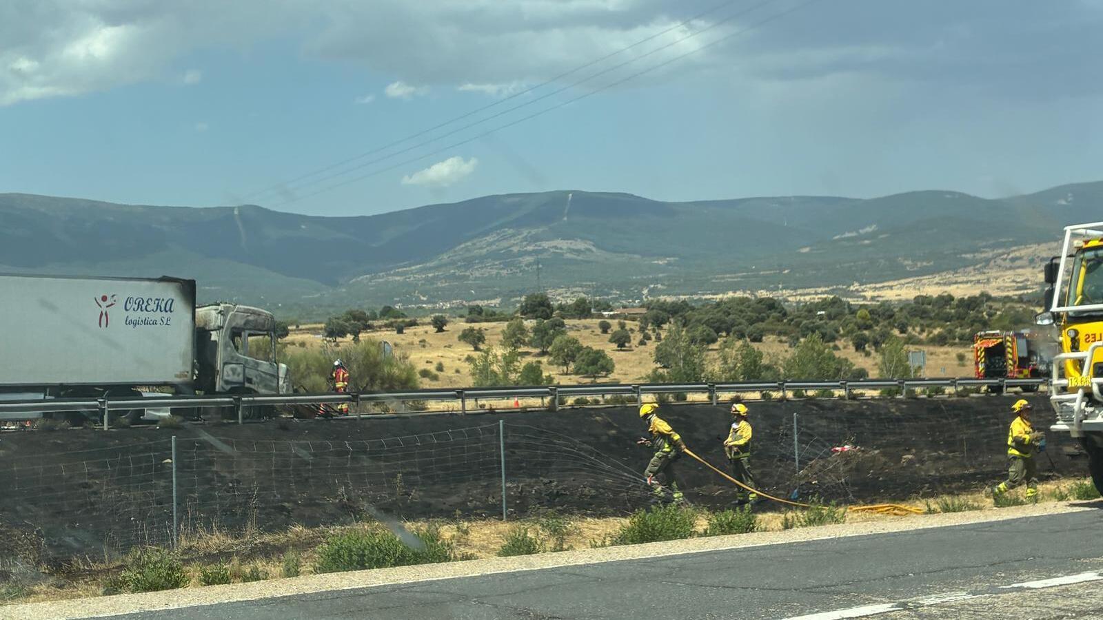 Un camión en llamas corta la A-1 en Buitrago de Lozoya