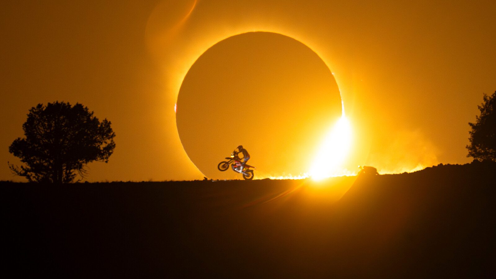 Del Dakar al wingsuit: Red Bull lleva el eclipse al extremo Del Dakar al wingsuit: Red Bull lleva el eclipse al extremo