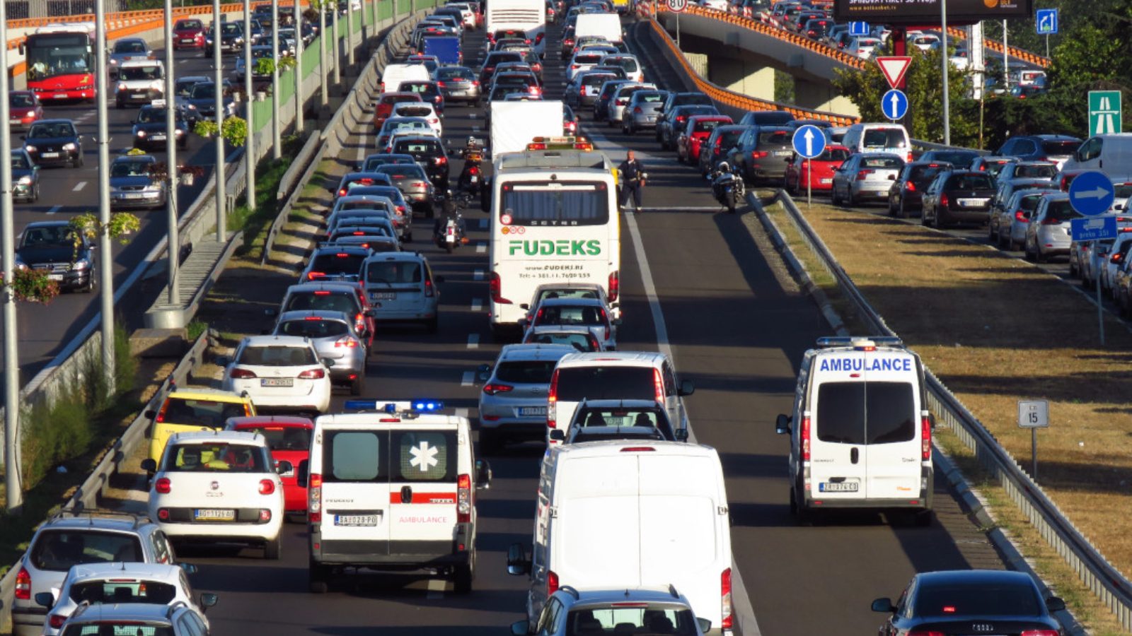 La DGT obligará a abrir un carril de emergencias en atascos