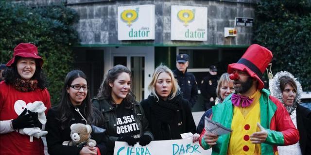 Grupos provida se concentran frente a una clínica abortiva