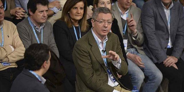 Gallardón promete "no abdicar" del compromiso electoral de reformar la ley del aborto
