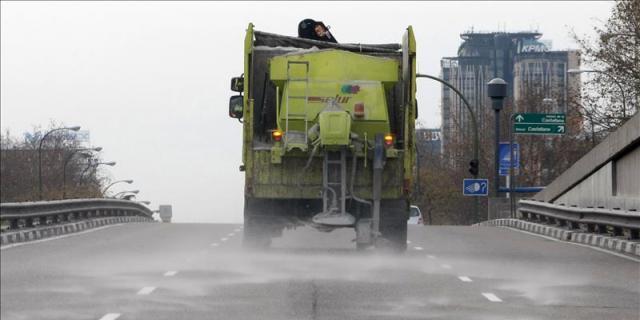 150 toneladas de sal esparcidas por las carreteras de Madrid para combatir el temporal de nieve