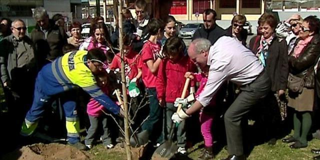 Flores para recordar a las víctimas del 11M en la estación de Santa Eugenia
