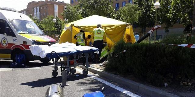 Herido muy grave un motorista al chocar contra un semáforo en Carabanchel