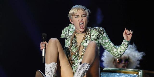 El lado más atrevido de Miley Cyrus conquista el Palacio de los Deportes