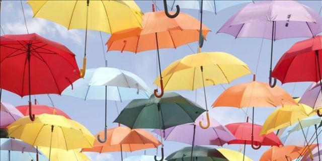 Getafe cambia los polémicos paraguas por cometas en su calle más comercial