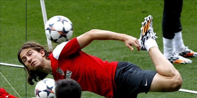 Hora y media de entrenamiento y cánticos de ánimo de la afición a Filipe Luis