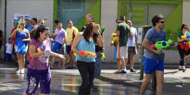 Fiesta y protesta en la batalla naval de Vallecas