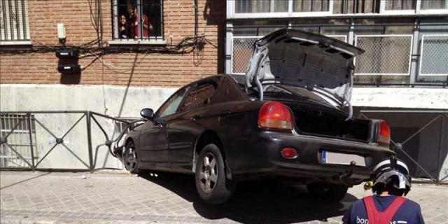Huye tras empotrar su coche contra un edificio en Vicálvaro